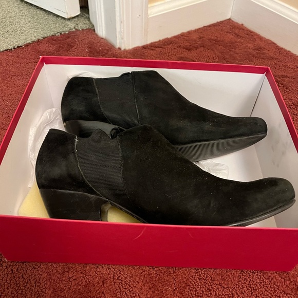 Black suade low boots, worn, very comfy, Vaneli, side 10M - Picture 6 of 7